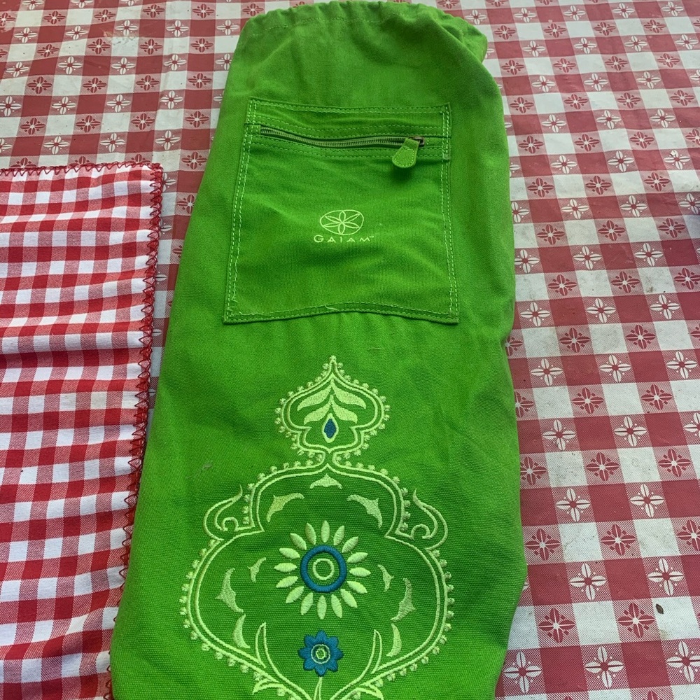 Gaiam yoga bag embroidered adjustable strap
